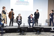 日笠淳(中央左)と横塚孝弘(中央右)を囲むキャスト陣。