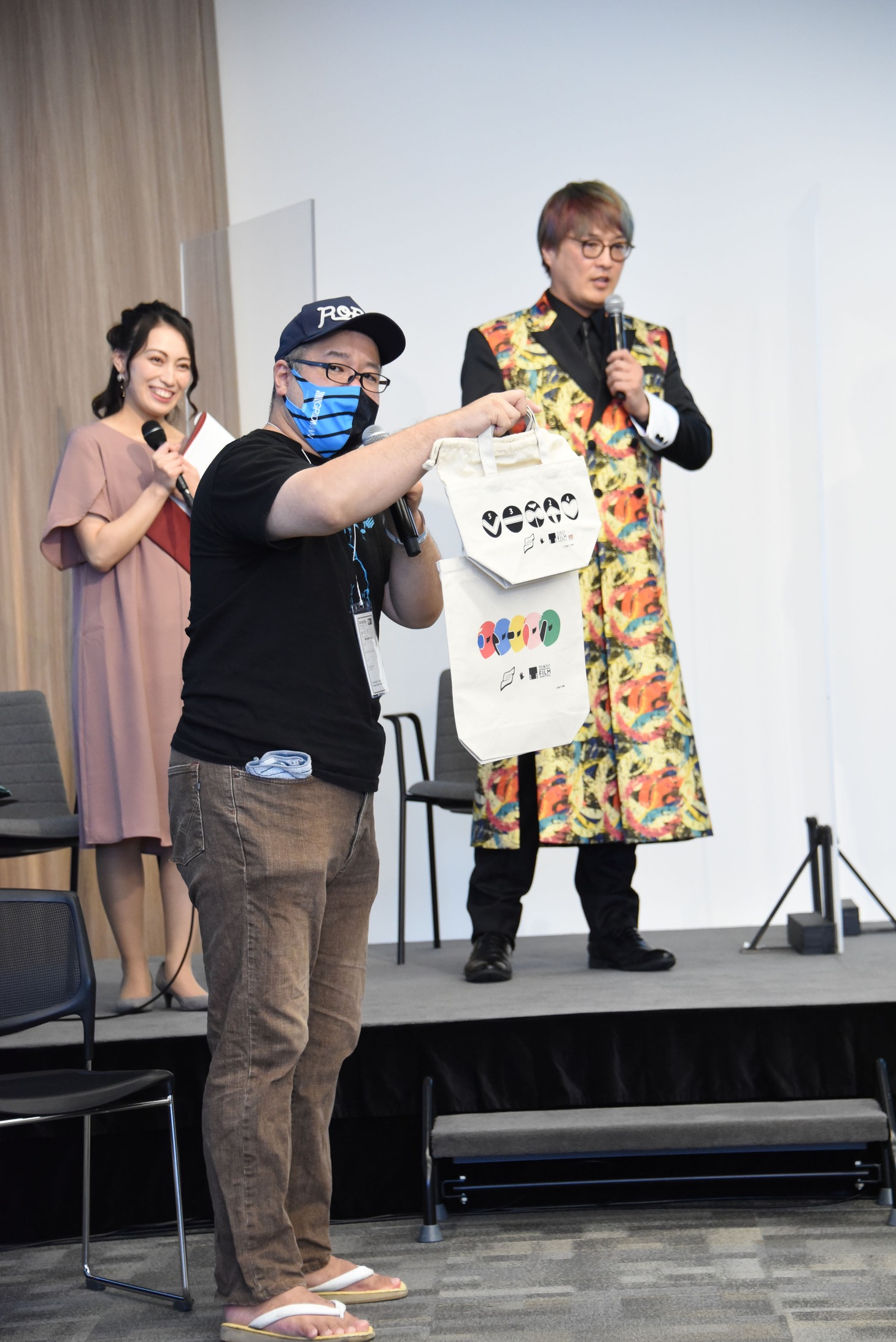 稲田徹（手前）