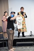 稲田徹(手前)