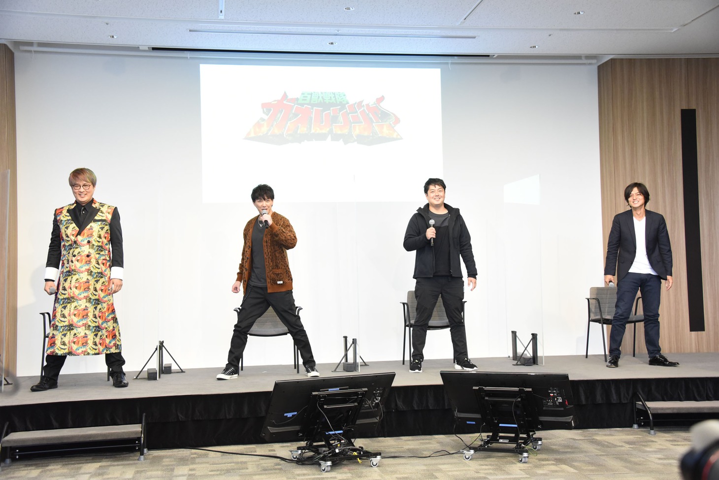 名乗りを披露する「百獣戦隊ガオレンジャー」チーム。