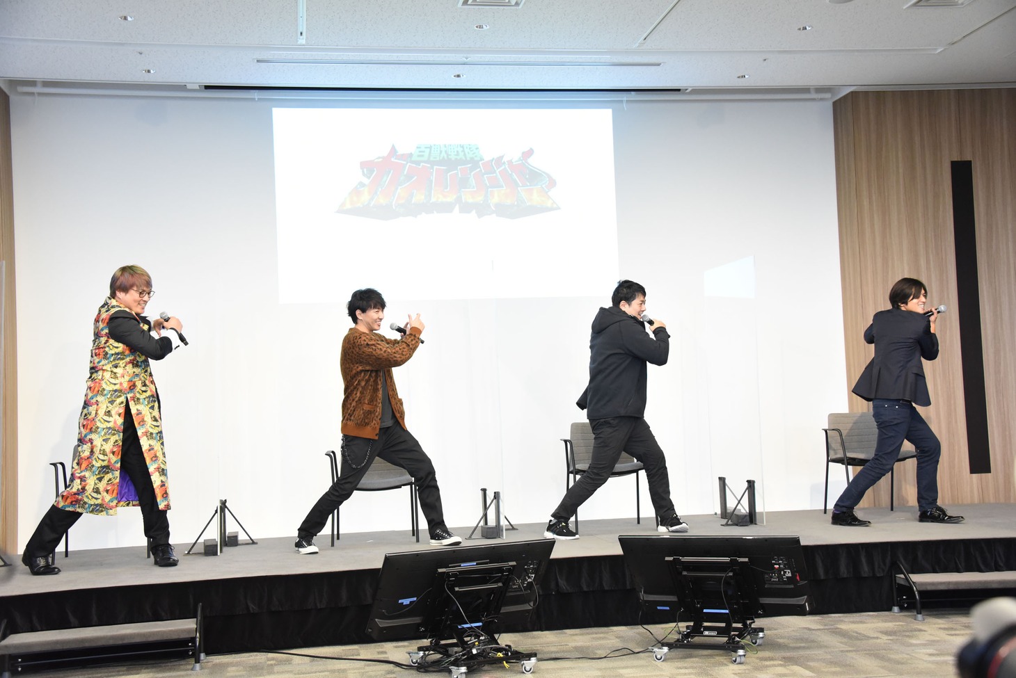 名乗りを披露する「百獣戦隊ガオレンジャー」チーム。