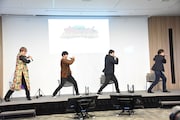 名乗りを披露する「百獣戦隊ガオレンジャー」チーム。