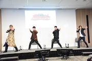 名乗りを披露する「百獣戦隊ガオレンジャー」チーム。