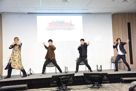 名乗りを披露する「百獣戦隊ガオレンジャー」チーム。