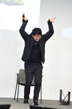 名乗りを披露する堀江慶。