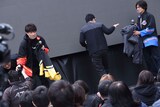 客席のファンから堀江慶と酒井一圭のジャケットを借りる様子。