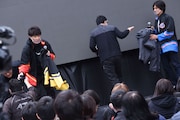 客席のファンから堀江慶と酒井一圭のジャケットを借りる様子。
