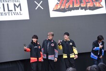 柴木丈瑠（右）の挨拶中、自撮りする共演者たち。