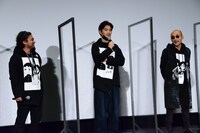 左から山田孝之、松田龍平、竹中直人。