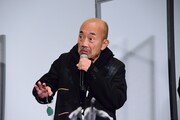 突然おじいさんのような声色で話し出す竹中直人。