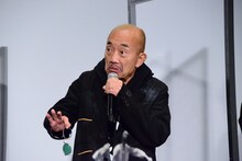 突然おじいさんのような声色で話し出す竹中直人。