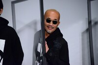 パネルにくっつく竹中直人。