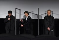 柳楽優弥（中央）と田中泯（右端）に「いずれ抱きしめたい」と伝える橋本一（左端）。