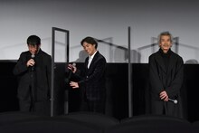 柳楽優弥（中央）と田中泯（右端）に「いずれ抱きしめたい」と伝える橋本一（左端）。