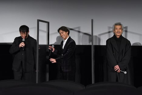 柳楽優弥（中央）と田中泯（右端）に「いずれ抱きしめたい」と伝える橋本一（左端）。