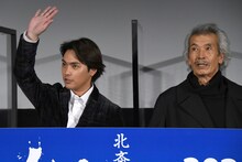 左から柳楽優弥、田中泯。