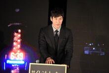 点灯スイッチを押す西島秀俊。