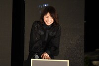 点灯スイッチを押す石田ゆり子。