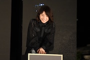 点灯スイッチを押す石田ゆり子。