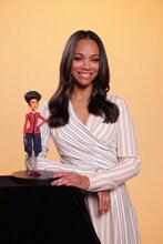 ゾーイ・サルダナ（右）とアデリーナ（左）。