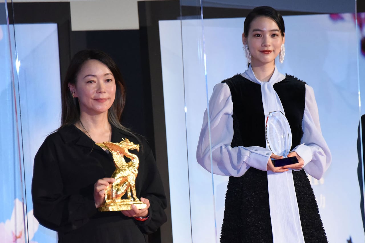 大九明子とのんが東京国際映画祭で観客賞を手に歓喜、林遣都＆橋本愛も祝福