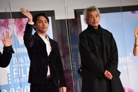 左から柳楽優弥、田中泯。