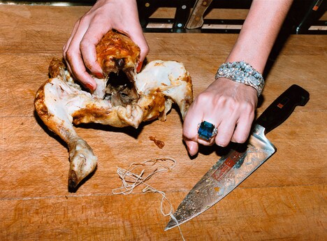 「Chicken, French Vogue, Paris, 1994」 (c) Foto Helmut Newton, Helmut Newton Estate Courtesy Helmut Newton Foundation