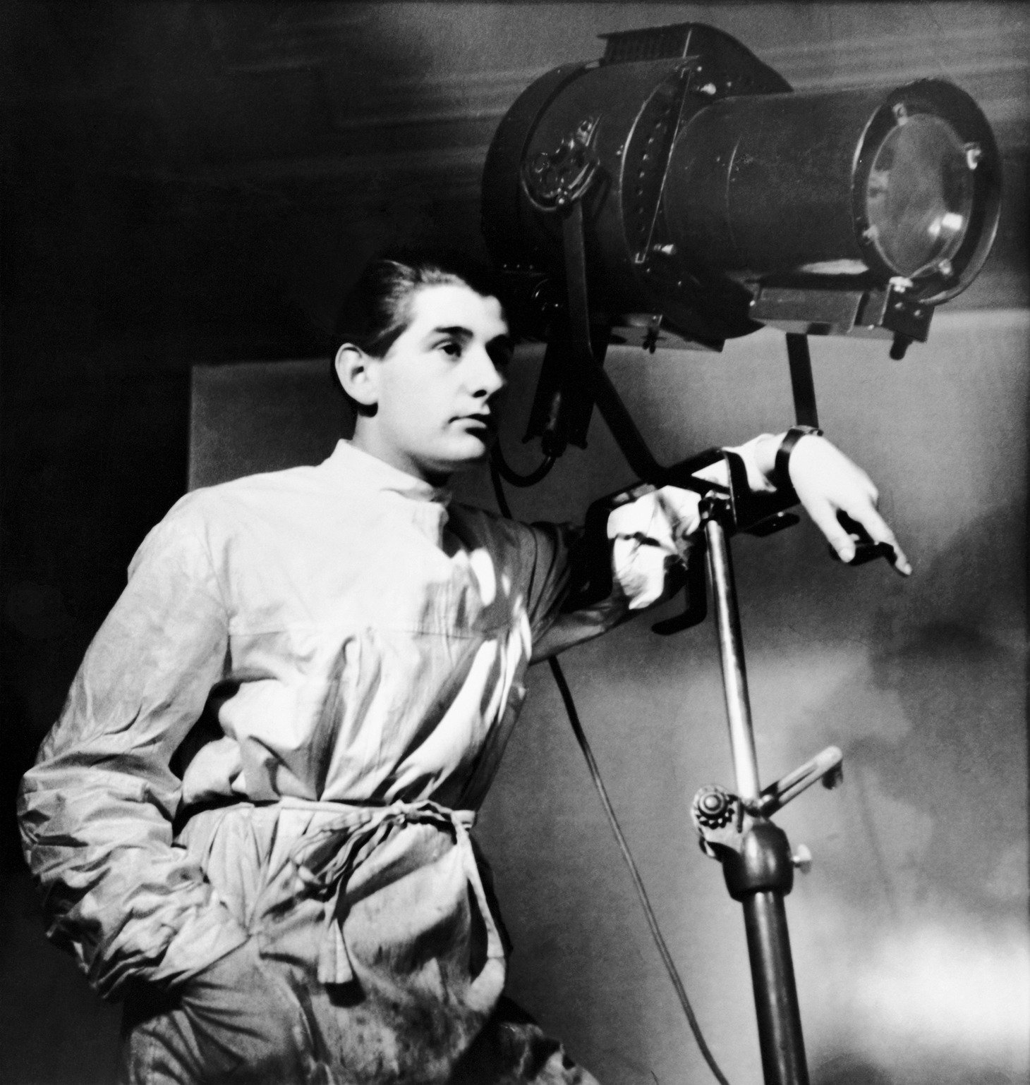 「Self-portrait at at Yva's studio, Berlin, 1936」 (c) Foto Helmut Newton, Helmut Newton Estate Courtesy Helmut Newton Foundation