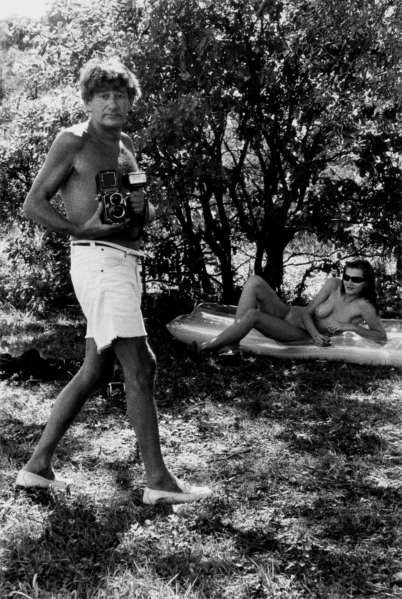 「Newton with Sylvia, Ramatuelle, 1981」 (c) Foto Alice Springs, Helmut Newton Estate Courtesy Helmut Newton Foundation