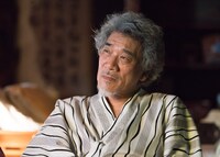 宇崎竜童演じる本多彰。