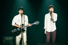 左から井ノ原快彦演じる一樹、道枝駿佑演じる虹輝。