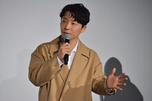 熱弁を振るう星野源。