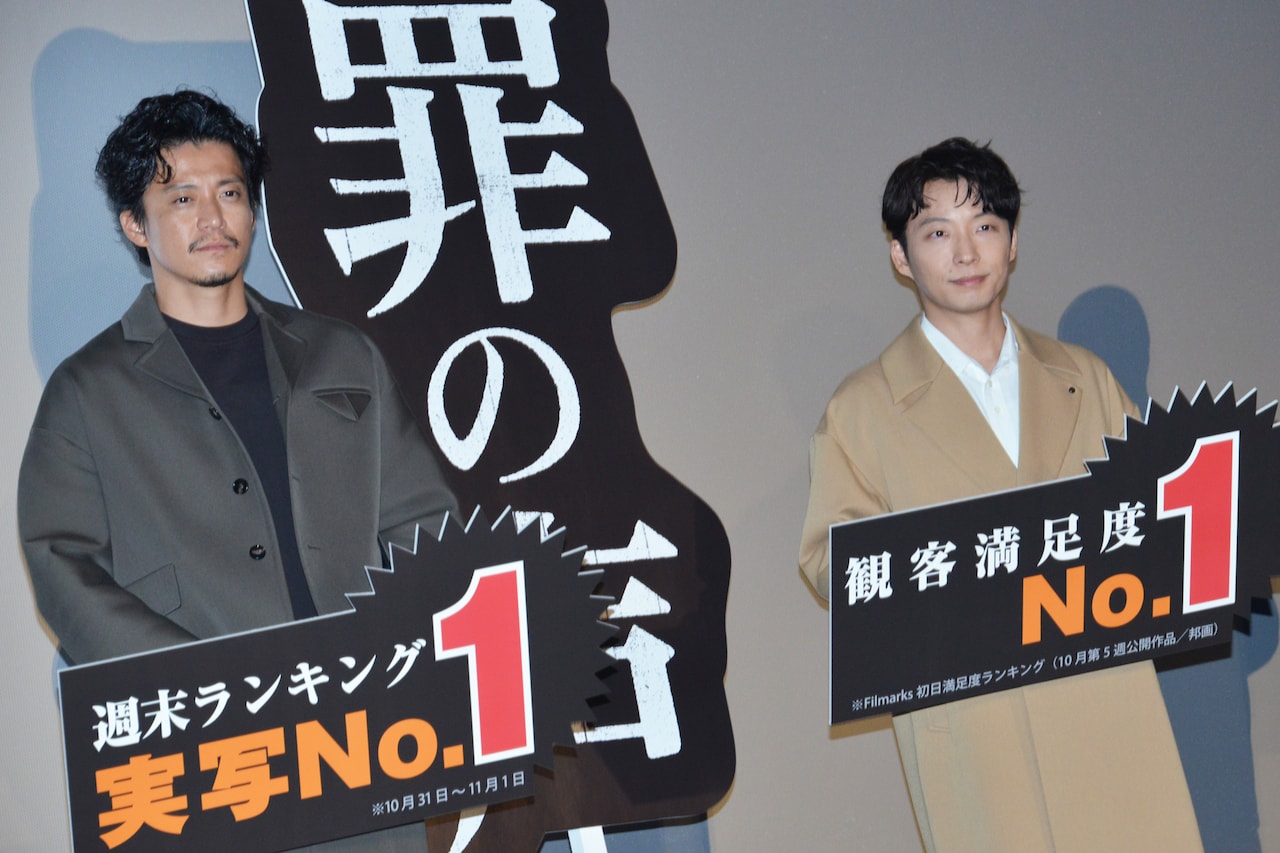 「罪の声」大ヒット御礼舞台挨拶の様子。左から小栗旬、星野源。