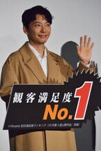 手を振る星野源。