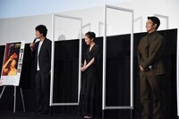 左から佐藤快磨、吉岡里帆、仲野太賀。