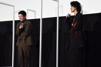 左から仲野太賀、寛一郎。