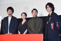 「泣く子はいねぇが」舞台挨拶の様子。左から佐藤快磨、吉岡里帆、仲野太賀、寛一郎。