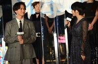 左から瀬戸利樹、松本穂香。