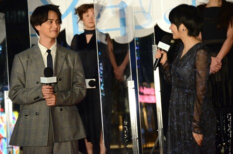 左から瀬戸利樹、松本穂香。