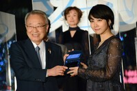 左から高野之夫、松本穂香。