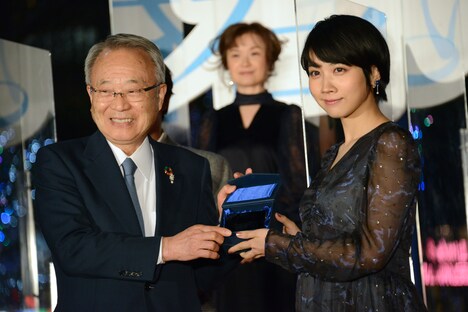 左から高野之夫、松本穂香。