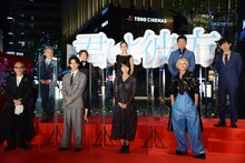 「君は彼方」ジャパンプレミアの様子。上段左から高野之夫、大谷育江、土屋アンナ、木本武宏（TKO）、瀬名快伸。下段左から竹中直人、瀬戸利樹、松本穂香、夏木マリ。