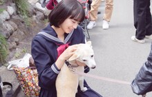 「さくら」メイキング写真。犬のちえとじゃれ合う小松菜奈。