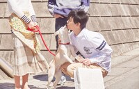 「さくら」メイキング写真。犬のちえとじゃれ合う吉沢亮。