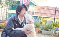 「さくら」メイキング写真。犬のちえとじゃれ合う永瀬正敏。