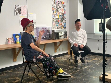 第1話より、左から千原徹也、くっきー!。(c)「東京デザインが生まれる日」製作委員会