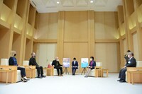 ドラマ「Tokyo Vice（原題）」監督のマイケル・マンによる表敬訪問の様子。