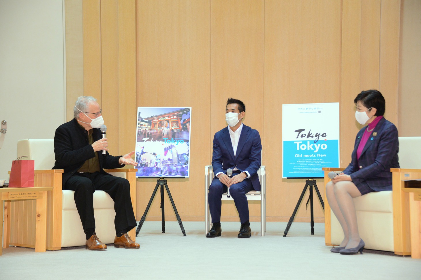 マイケル・マン（左）、小池百合子（右）。