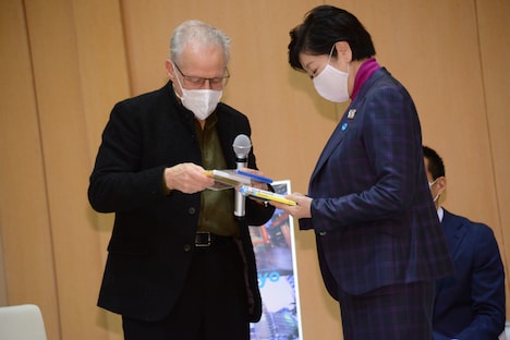 小池百合子(右)にBlu-rayをプレゼントするマイケル・マン(左)。