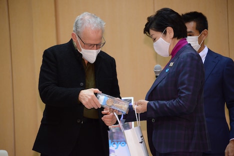マイケル・マン(左)にけん玉をプレゼントする小池百合子(右)。